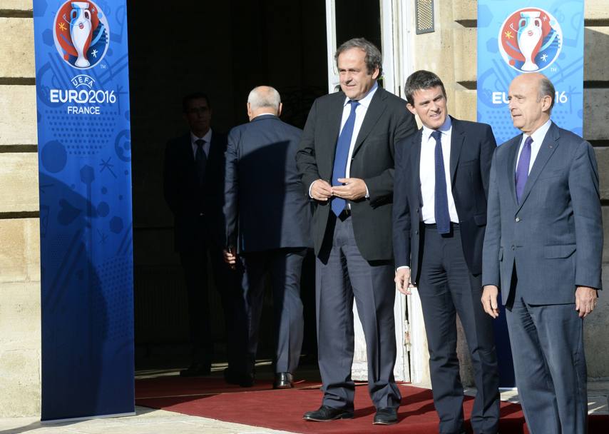 Preparativi Uefa per gli Europei 2016: il presidente Uefa Platini, il primo ministro francese Valls e il sindaco di Bordeaux Juppe (Afp)